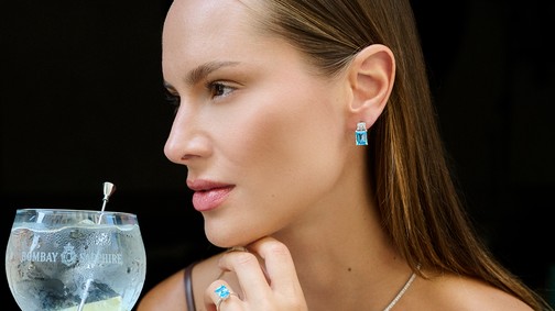 Fucsovics-Molnár Nini új ékszerkollekcióját a zafírkék és a Bombay Sapphire ihlette