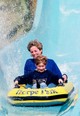 Diana hercegné és Harry herceg, amint önfeledten száguldanak a vízi csúszdán a chertsey-i Thorpe Park vidámparkban, 1992-ben.