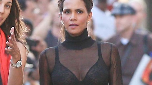 Halle Berry melltartót mutatott