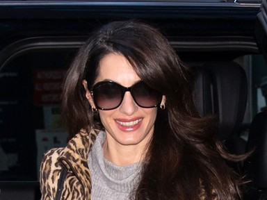 Imádjuk Amal Clooney zseniális stílusát: nézd ezt a két csodás szettet