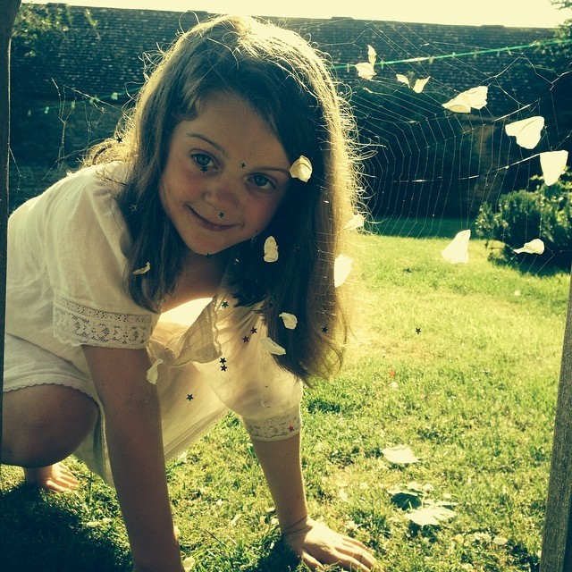 Emlékszel rá? Így néz ki most a morcos virághintő kislány Kate Middleton és Vilmos esküvőjéről