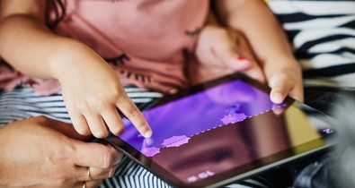 Lehet boldog és mentálisan egészséges gyereket nevelni a mesterséges intelligencia korában? Szakértő válaszol