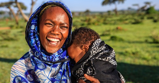 Sárban játszás, egy ágyban alvás: ezek a legmegosztóbb nevelési kérdések?