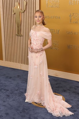 Ariana Grande egy egyedi, világos rózsaszínű Loewe ruhát viselt, amelyet tollakból készült virágok díszítettek. Megjelenését közel 200 000 dollár értékű Jared Atelier gyémántékszerekkel tette teljessé, beleértve egy klasszikus chokert és egy virág alakú gyűrűt. Haját elegáns lófarokba fogta, amely még bájosabbá tette az énekesnő az összhatást.