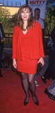 Kim Cattrall piros ruhában pózol a vörös szőnyegen 1996-ban, a Bölcsek kövére című film Los Angeles-i premierjén. A barna haj is szuperül állt neki!