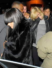 Lily az előtérben, mögötte Kate Moss és párja. Idén januárban a Koko nevű szórakozóhelyről együtt indultak Lily-hez.