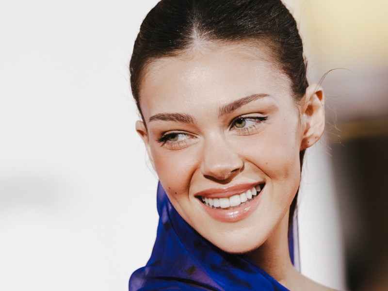 Nicola Peltz gyakorlatilag melltartóban érkezett a párizsi divathétre, csak úgy ragyogott Brooklyn Beckham oldalán