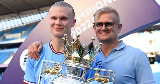 Ő itt Erling Haaland focista édesapja, a pályán is kísérteties köztük a hasonlóság