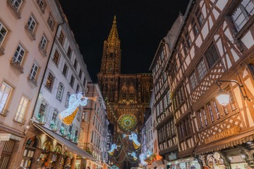 Az ünnepek legnagyobb rajongói körében a karácsony fővárosaként is ismert Strasbourg ad otthont Franciaország egyik legszebb karácsonyi vásárainak - összesen 13-nak. A hely legszebb dísze maga a strasbourgi katedrális.