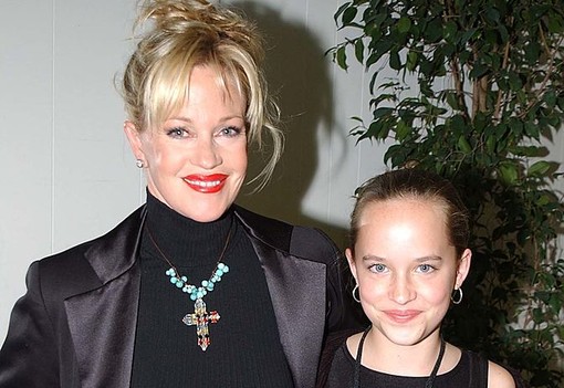 Így nézett ki Dakota Johnson fogszabályzóval és rövid hajjal, mielőtt a világ egyik legfelkapottabb színésznője lett