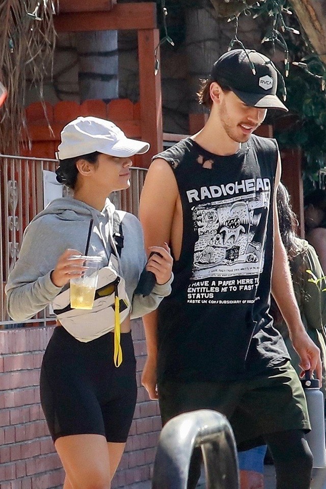 Austin Butler eléggé elengedte magát Vanessa Hudgens mellett