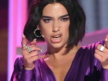 Dua Lipa a legmenőbb csaj! Bikinifelsőben táncol és lazulgat nyilvánosan egy parkban