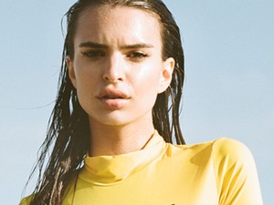 Emily Ratajkowski mellei reklámoznak