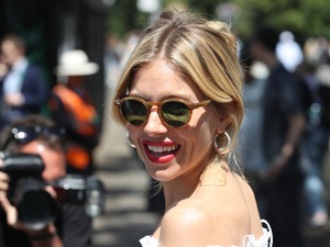Sienna Miller a legstílusosabb sztár a teniszmeccseken