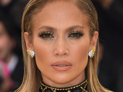 Jennifer Lopez szexi Met gálás ruhája igencsak praktikus volt, csak az egyik lábát kellett hozzá leborotválni