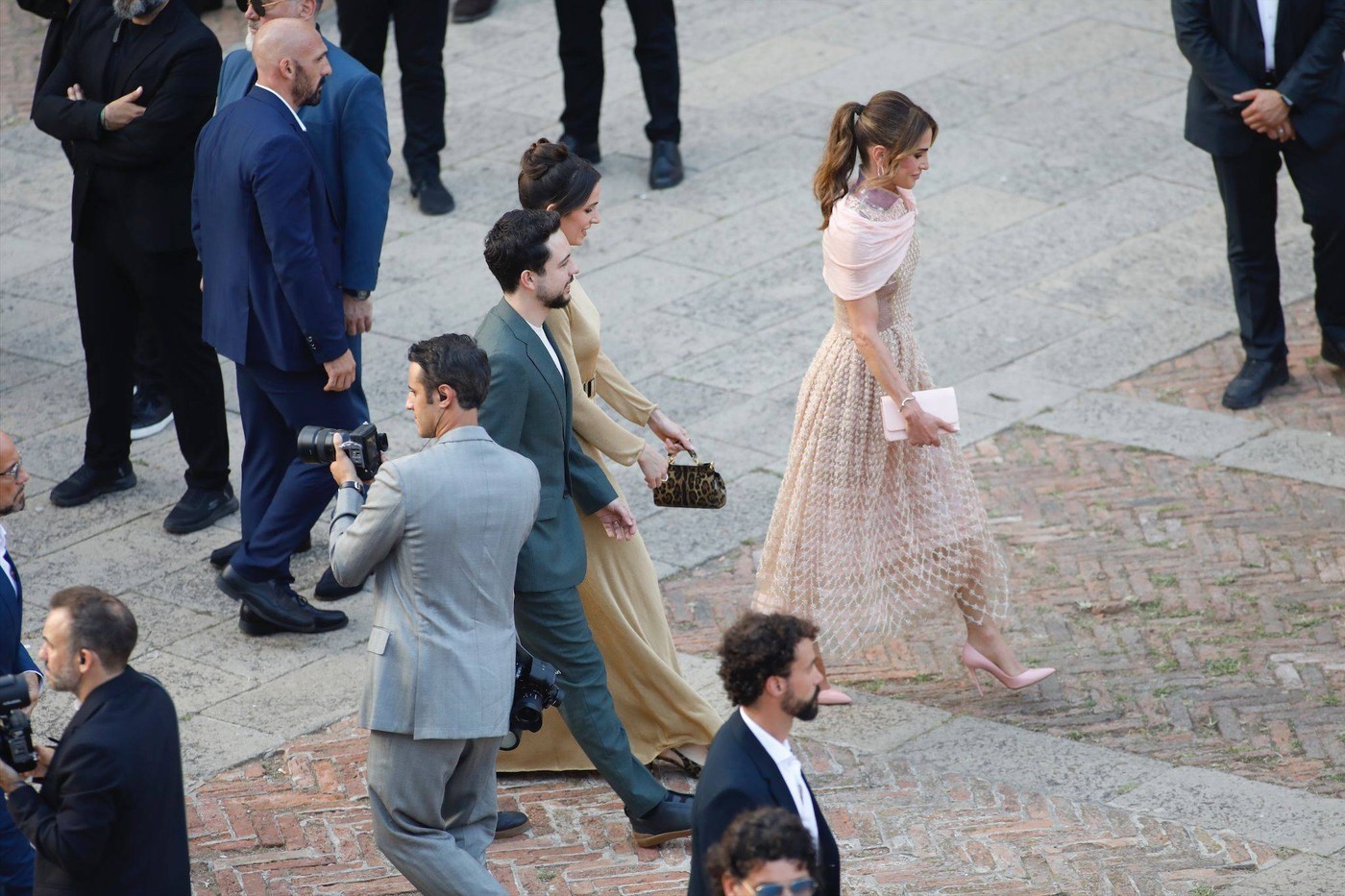 Legutóbb a napokban, Jeff Bezos és Lauren Sánchez esküvőjén lopta el a show-t egy gyönyörű Fendi meztelenruhában, melynek hálós textúrájú, félig áttetsző szoknyarésze egészen különleges hatást keltett. (2025. június)