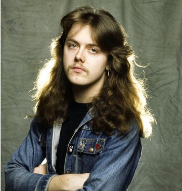 Lars Ulrich, a Metallica dobosa itt még nem egy kifejlett mullet-hajjal, de már alakul