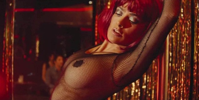 Salma Hayek 2011-es Americano című filmjében újabb sztriptízt adott elő, az akkor 45 színésznő ráadásul minden  korábbinál bevállalósabb szettben szexizett a kamerák előtt
