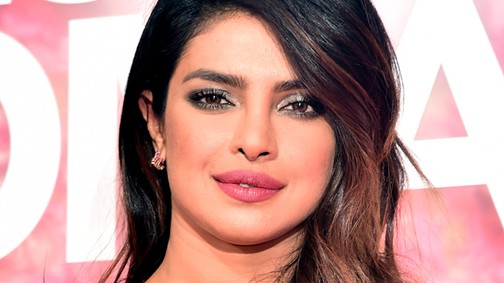 Priyanka Chopra ennél giccsesebb ruhát fel sem vehetett volna