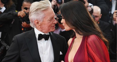 24 év után is halálosan szerelmesek: Catherine Zeta-Jones és Michael Douglas esküvői fotója maga a valóra vált álom