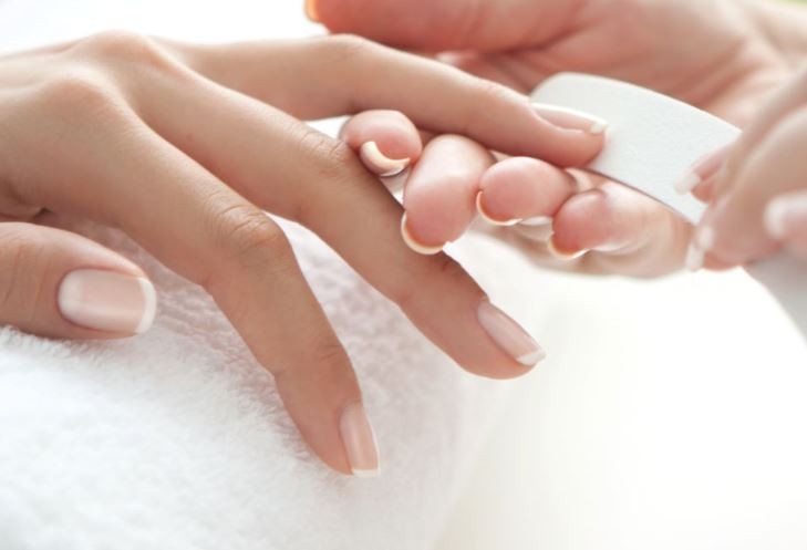 Az Aphrodite Beuty egy teljes körű ünnepi manikűrt kínál a GLAMOUR-napok X-MAS Week keretein belül 40% kedvezménnyel a fodrászat, kozemtika, masszázs és műköröm szolgáltatsi mellett.