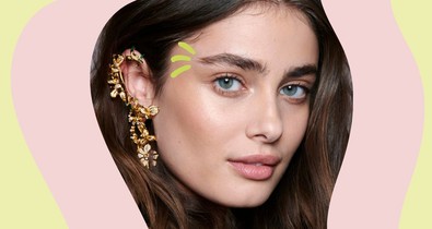 A szemöldök hosszabbítás mindent elsöprő trend, csak az elkészítése túl bizarr