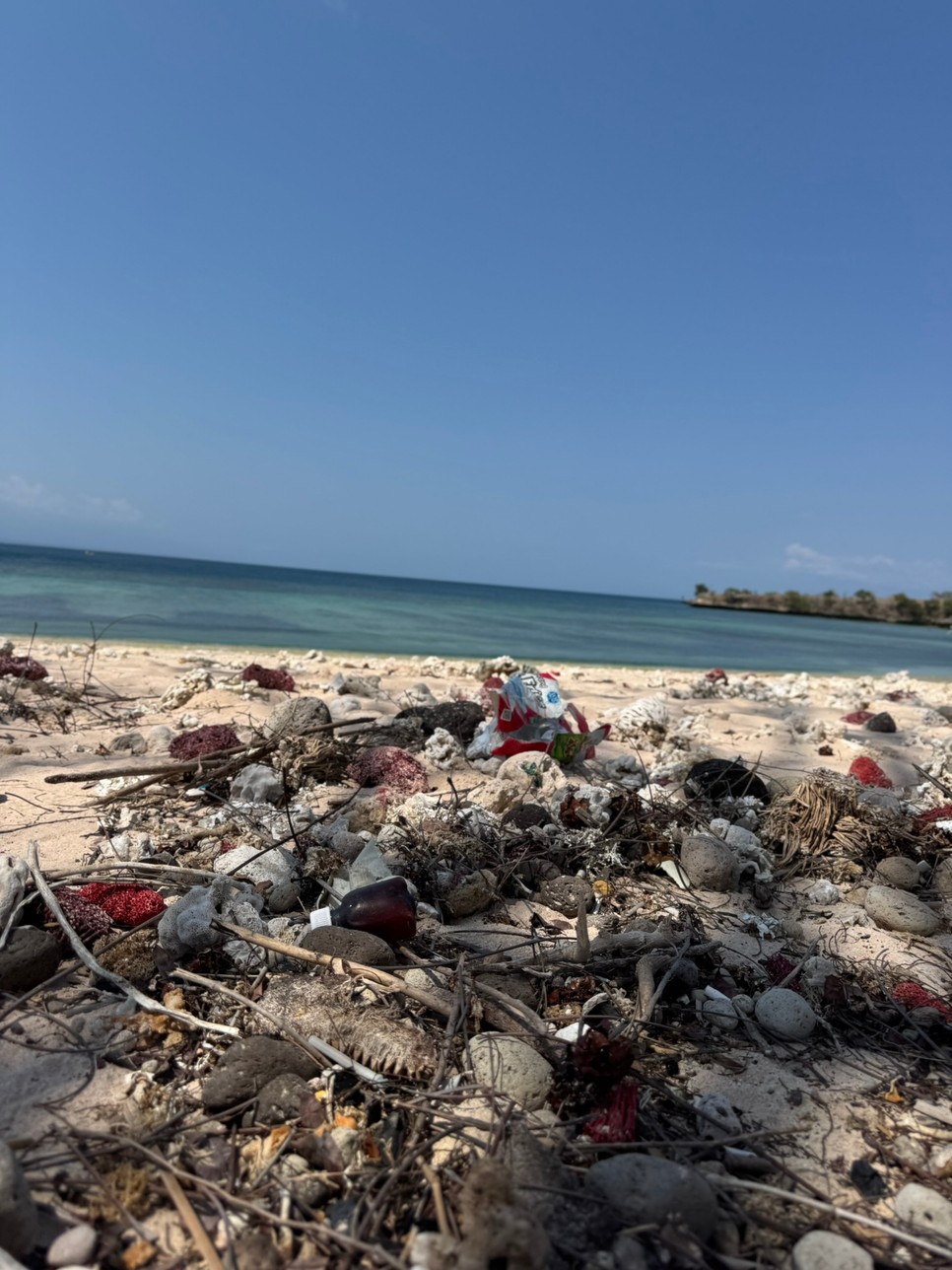 Az úgynevezett Pink Beach, ahogy nem látod az Instagramon