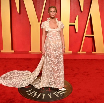 2024 - Jennifer Lawrence egy áttetsző, fehér vintage ruhában tűnt fel a Vanity Fair Oscar-gála utáni partiján, ahol a jelenlegi divattrendet a Bridgerton stílusának régenskori eleganciájával ötvözte. Az Oscar-díjas színésznő egy Givenchy őszi/téli couture ruhát viselt az 1996-os kollekcióból.