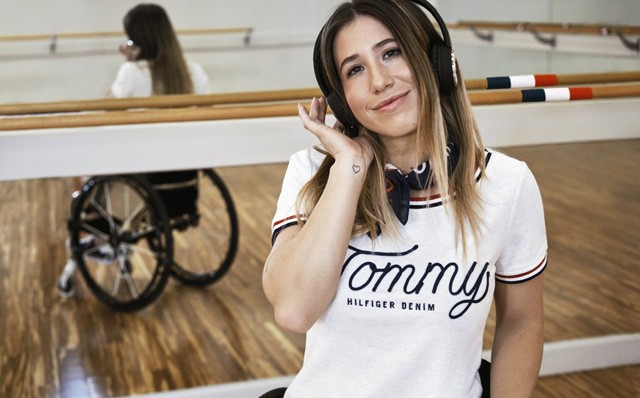 Műlábú nő, félkezű kislány pózol a Tommy Hilfiger új kampányában!