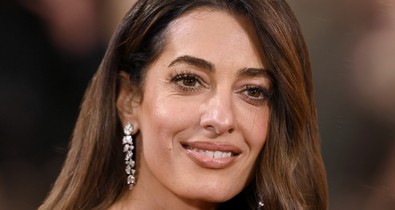 Rég láttuk ennyire bevállalósnak Amal Clooney-t, George Clooney feleségét merész szettben kapták lencsevégre