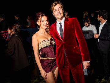 Millie Bobby Brown és Jake Bongiovi - A pár 2021-ben kezdett randevúzni, 2023 áprilisában Jake megkérte Millie kezét, 2024 májusában pedig egy zártkörű ceremónián kimondták egymásnak a boldogító igent. Nyáron új fejezet kezdődött az életükben: örökbe fogadtak egy kislányt. 