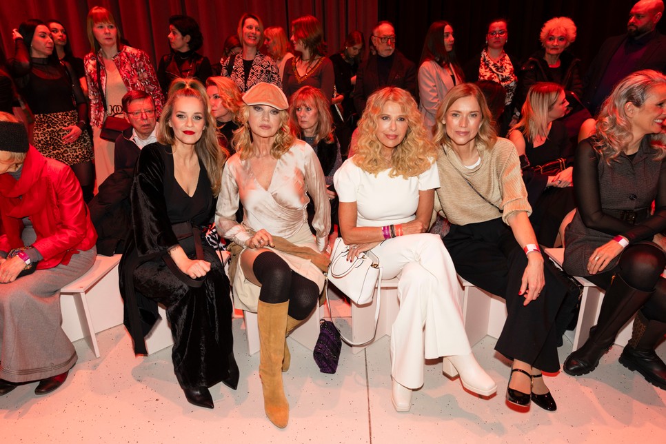 Modellikonok a BCEFW Katti Zoob bemutatójának első sorában: Lukács Gabi, Gáspár Bernadett, Sütő Enikő, Liebhaber Judit (balról jobbra)