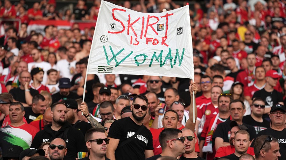 Nem, szoknyát nem csak a nők viselnek, számos kultúra sajátja, hogy a férfiak is hordanak ilyen ruhadarabot