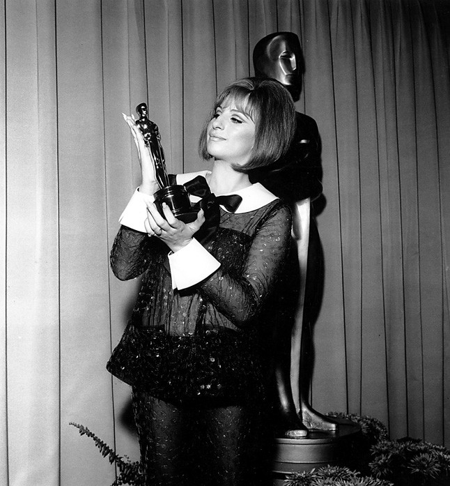 Barbara Streisand 1969-ben ebben a pikáns és különleges Scaasi kreációban örült az Oscarjának