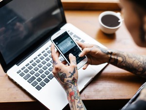 Meggondolatlan Facebook-posztok, kínos képek - te figyelsz a digitális lábnyomodra?