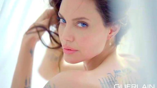 Angelina Jolie eszméltelenül érzéki reklámban vetkőzik, és villantja meg a tetkóit