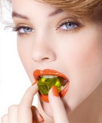 Palvin Barbi falja az édességet