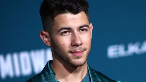 Férfi selyemszettben? Miért is ne? Nick Jonasnak még ez is jól áll!