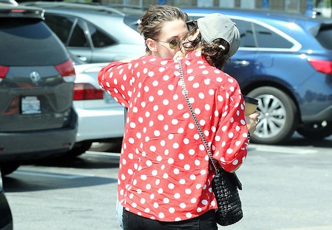 kristen stewart, alkonyat, soko, szerelem, parkoló, erotikus, nyalogatja az ujját