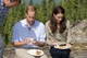 Kulináris élvezetek II: nincs is jobb, mint a természet lágy ölén ebédelni, főleg ha közben néhányan le is fényképeznek közben, a pár láthatóan repes az örömtől!