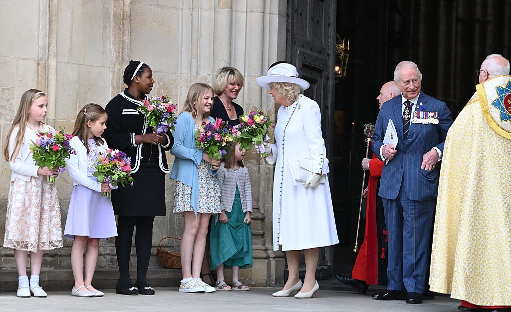 A királyi család tagjai nyilvános eseményeken és külföldi látogatások során több száz ajándékot kapnak jóakaróiktól, de vannak szabályok arra vonatkozóan, hogy mit fogadhatnak el, és mit nem. A 2003-as ajándékozásra vonatkozó szabályzat szerint „nem fogadható el olyan ajándék – beleértve a vendéglátást és a szolgáltatásokat is –, amely a királyi család tagját bármilyen kötelezettség alá helyezné az adományozóval szemben, vagy amely ennek a látszatát keltené”. Magánszemélyektől azonban elfogadhatnak kisebb értékű ajándékokat, például virágokat vagy ételeket, de nem fogadhatnak el 150 fontnál drágább ajándékokat.  