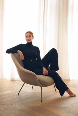 A GLAMOUR Book a mi prémium kiadványsorozatunk, amellyel kilépünk a magazinok pörgős világából, hogy elmélyültebb, maradandóbb tartalmat nyújthassunk nektek. Hiszünk benne, hogy a valódi inspirációhoz idő és mélység kell, ezért a GLAMOUR Book-ot úgy alkottuk meg, hogy ne csak egy olvasmány, hanem egy gyűjthető, bármikor újra fellapozható útmutató legyen a polcokon. 