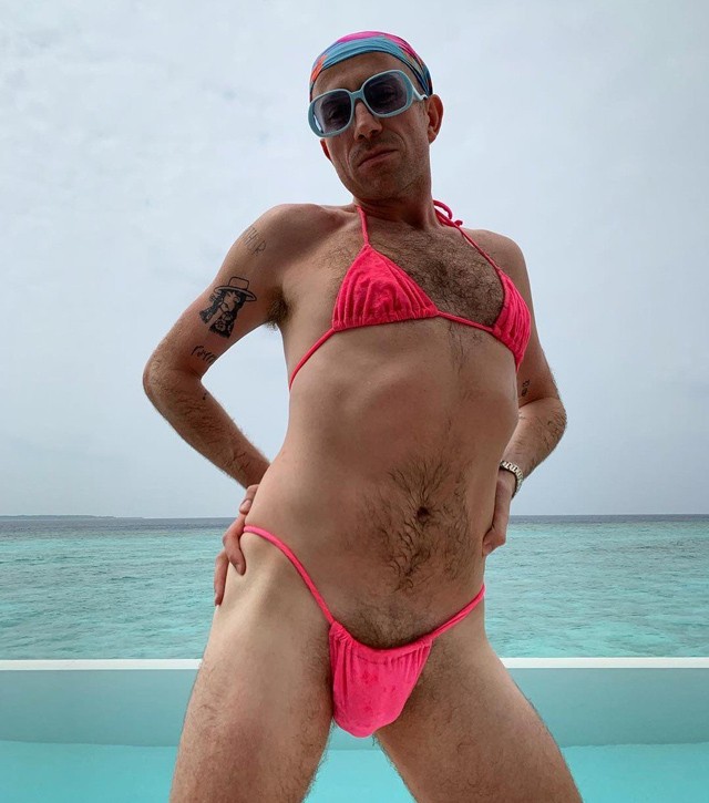 Rita Ora elképesztő mellalj-villantással kezdte 2019-et