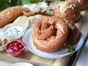 Süsd meg a szerelmednek a legfinomabb zsemlét és bajor perecet