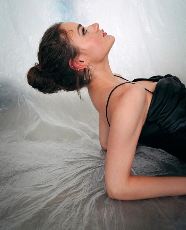 Azért a vörös szőnyegen ilyen fotó biztosan nem készült volna róla, de miért ne vihetne egy kis kreativitást a virtuális bevonulásba!?