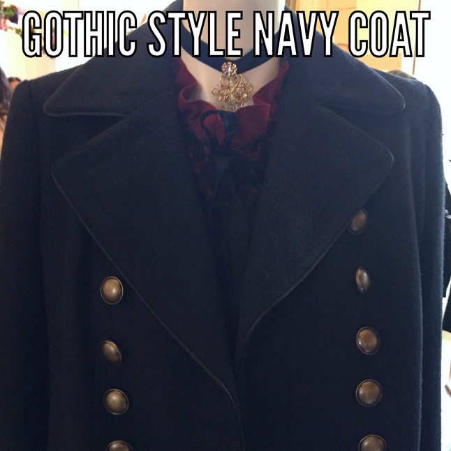 Egy ilyen, duplasoros gombolású, sötétkék, tengerészkabátban bárhová elmehetsz. Viselheted farmerrel, de egy estélyi ruha fölé is. 16900 forint lesz az ára, ami elképesztően jó ár egy ilyen örök klasszikusért!