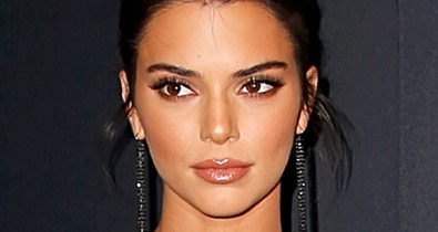 Szinte már lehetetlen: Kendall Jenner dereka olyan vékony, mint a cérnaszál