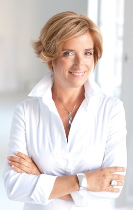 Feller Adrienne nagyapja fiatalon kezdett el növényi olajokat préselni, melyek különlegességéről máig legendák keringenek. Nagy becsben tartják ezt a családi hivatást, és bár a dédnagyanyjuk füveskönyve javarészt megsemmisült, néhány titkos szépítő recept megmaradt, melyeket örökségként őriznek. Ezek az örökölt formulák alkotják a Pannonessence keverék alapját, amely nélkülözhetetlen eleme az Adrienne Feller termékeknek.