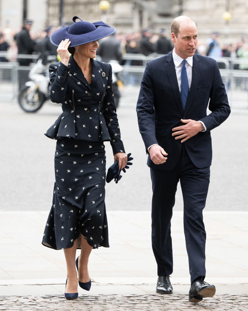 Katalin hercegnét egy akkor még nem is kapható Erdem ruhában kapták lencsevégre. A walesi hercegné máricusban egy olyan Erdem ruhába bújt, amelyet a 2023-as pre-fall kollekció részeként mutatott be a divatmárka.