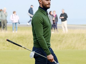 Mr. Grey keményen odacsap